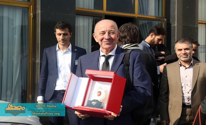 دستاورد برگزیده جایزه مصطفی(ص) در استفاده از شبکه عصبی_تصادفی برای جستجوگرهای آینده