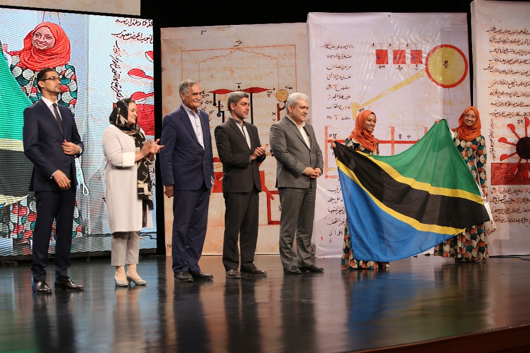 Winners of Int’l Noor student competition receive awards