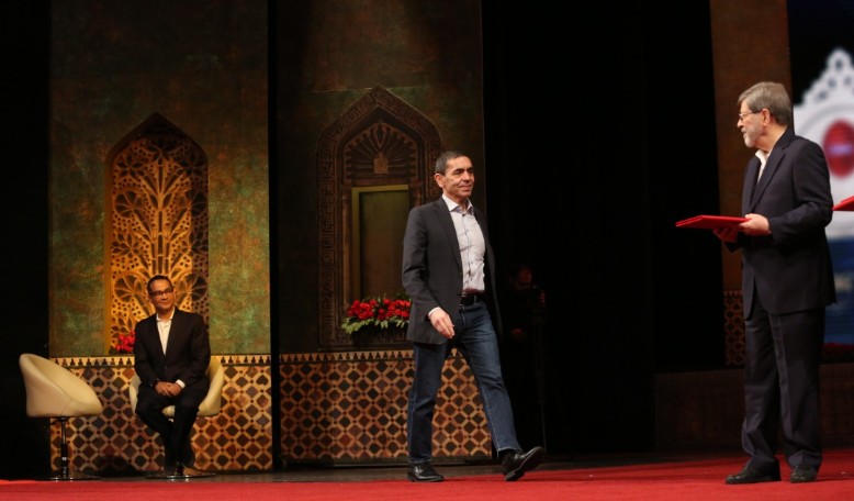 نجاح الفائز بجائزة المصطفى لعام 2019 في إنتاج لقاح لفيروس كوفيد 19