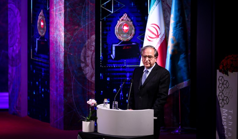 محیط مناسب لازمه رشد مستعدان علمی است/  جایزه مادی خود را به بنیاد حمایت از علوم بنیادی اهدا می‌کنم