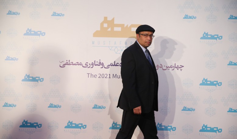 برگزیده جایزه مصطفی(ص) جایزۀ خود را به توسعه علم در بنگلادش اهدا کرد