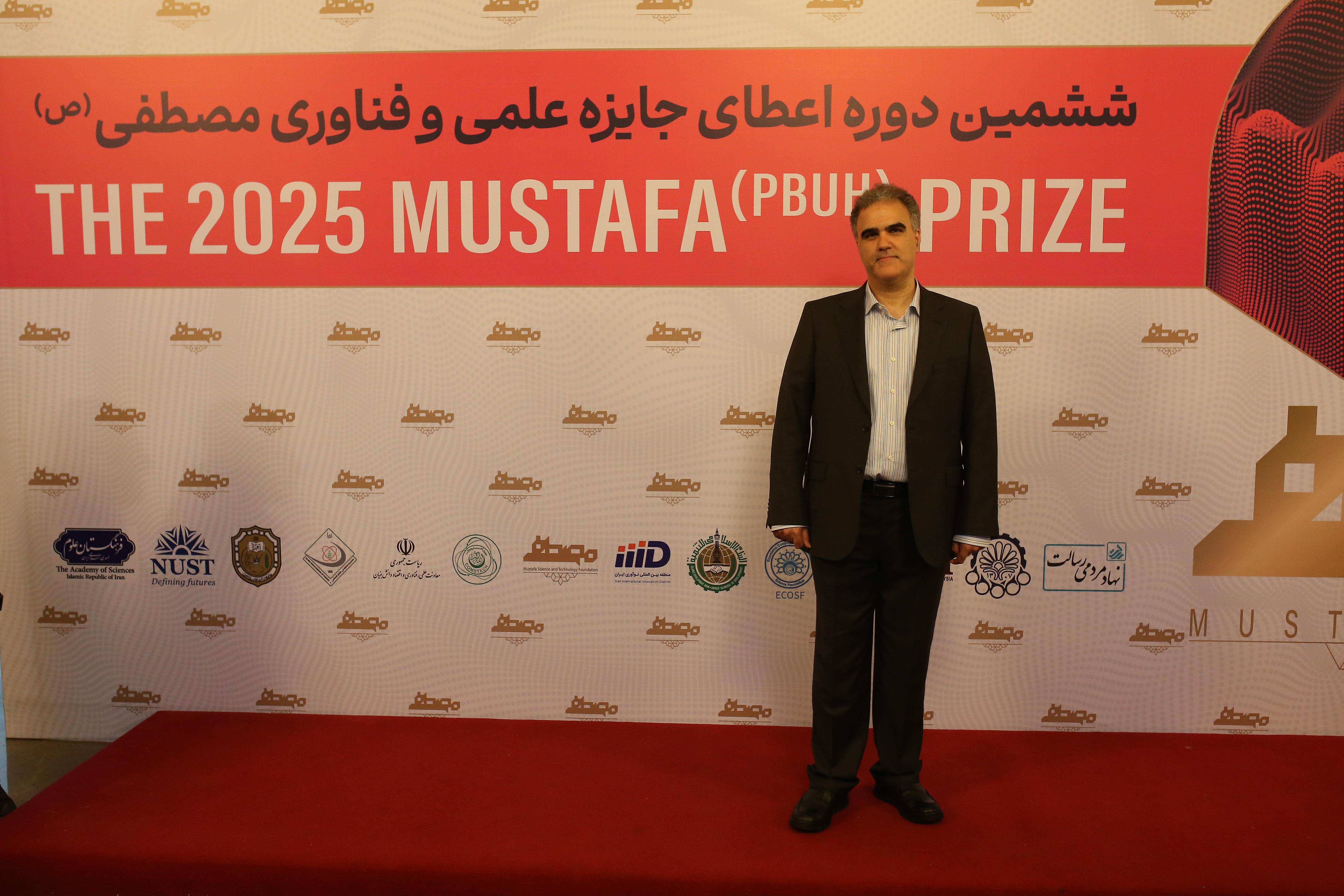 Mustafa (PBUH) Prize Laureate Donates His Cash Award to the Young Scientist Medal